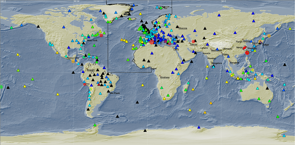 Tableau de bord de l’activité sismique mondiale, mis à jour en temps réel via internet et d’autres moyens de communication. 