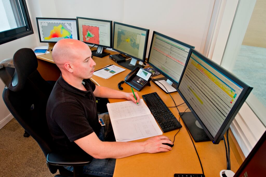 Surveillance permanente de l’activité sismique et marégraphique.